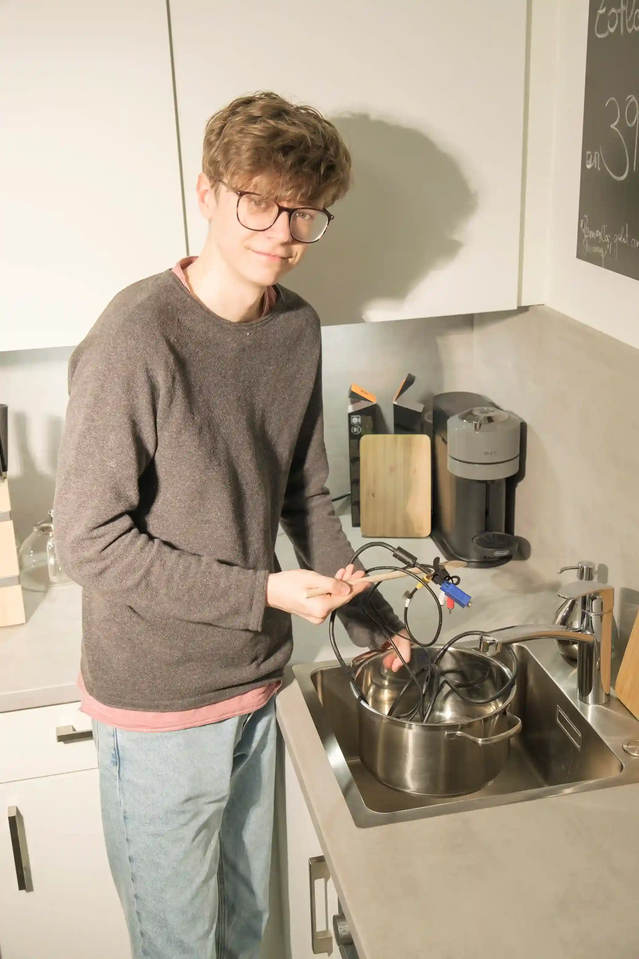 Gründer kocht in der Küche